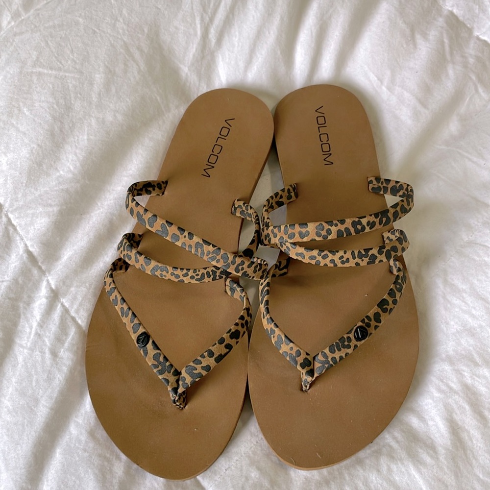 NWOT Volcom flip flop with cheetah cross cross straps